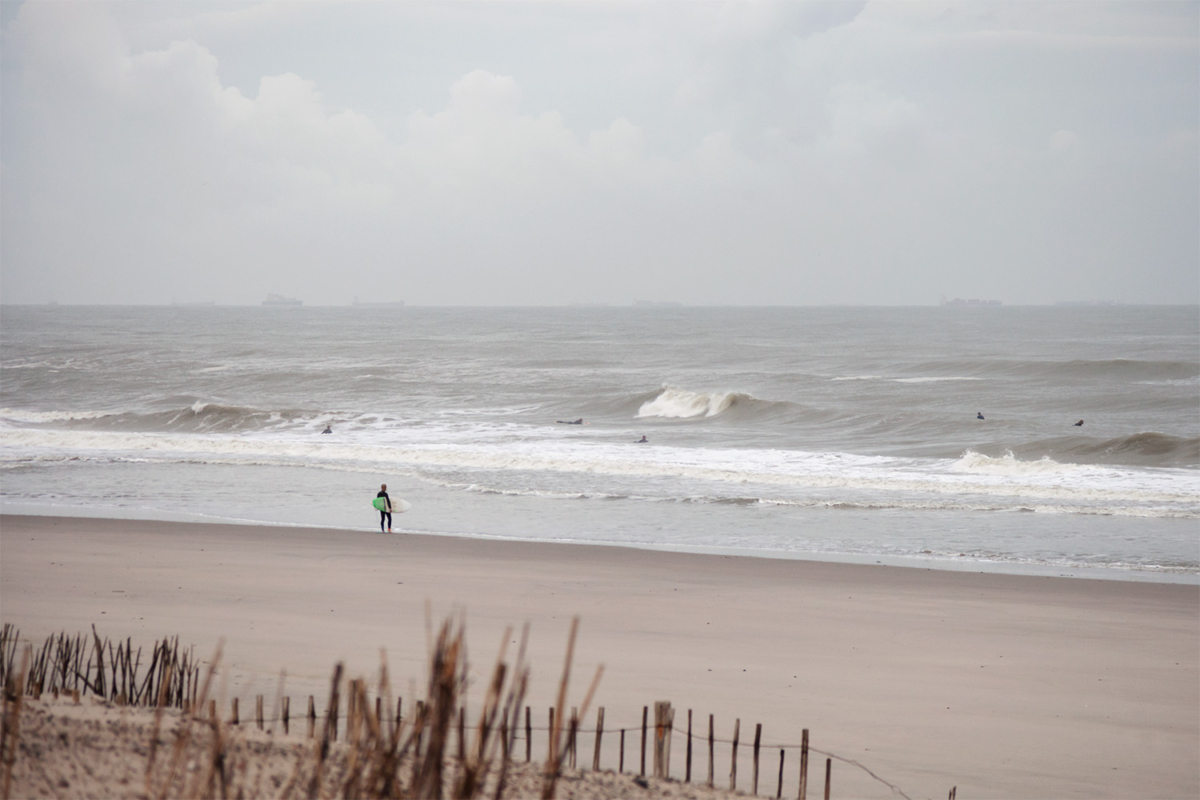 La playa que cierra el área de Maasvlakte 2, lugar de encuentro de surfistas