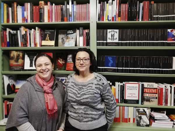 Karina Romay regenta la única librería de La Haya que ofrece libros en español, Stanza Bookshop. Hablamos con ella sobre su oferta literaria y la finalidad de fomentar la lectura que da significado a su proyecto.