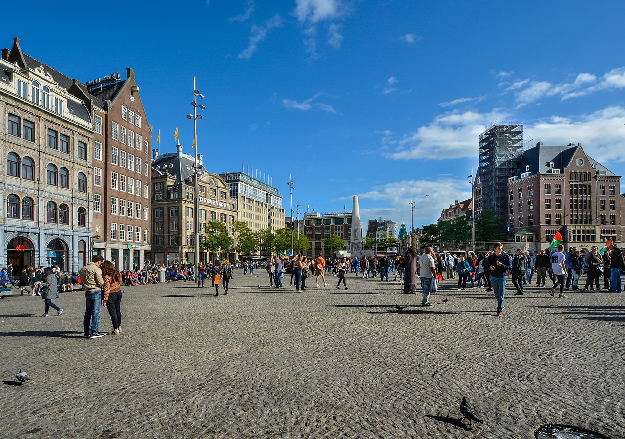 Plaza Dam, en Ámsterdam, construida en 1204. Foto: Pixabay