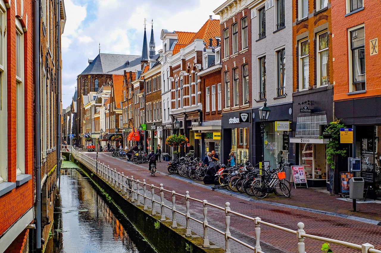 Una de las calles comerciales del centro de Delft. Foto: Pixabay