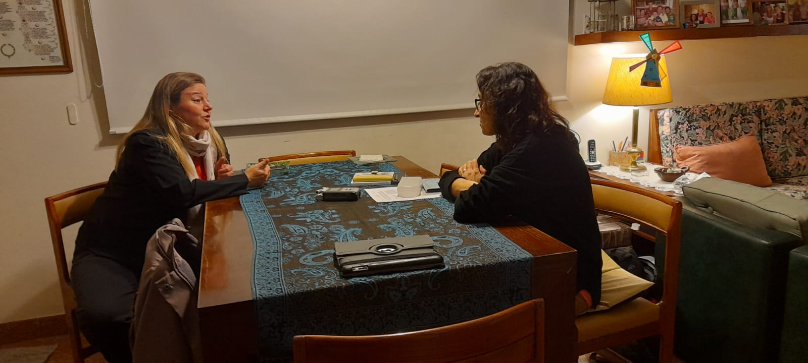 Adriana Terlouw charla con Cuca Esteves en casa de Ida van Mastrigt en Tres Arroyos, Argentina.
