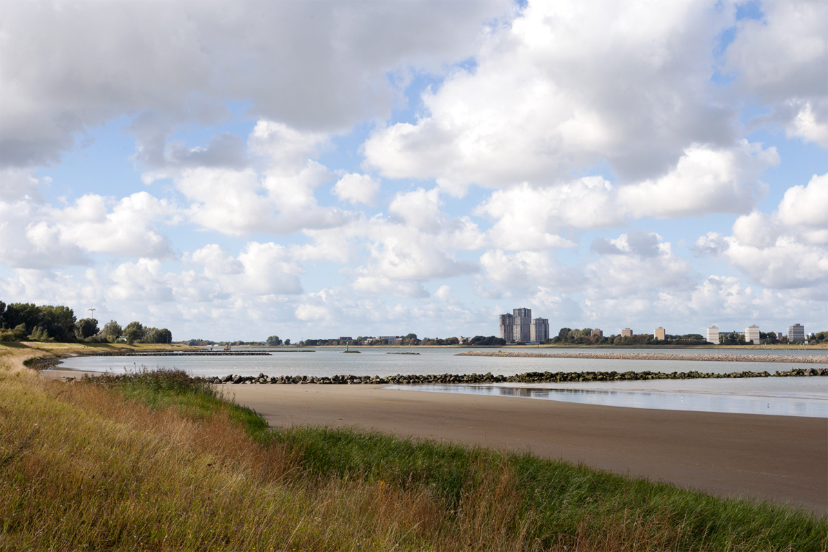 En el siglo XIX se excavó un canal enorme, el Nieuwe Waterweg , para facilitar la navegabilidad entre Róterdam y el Mar del Norte