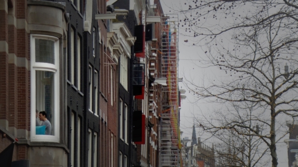 Cielo gris, cojín azul y una lengua en Ámsterdam